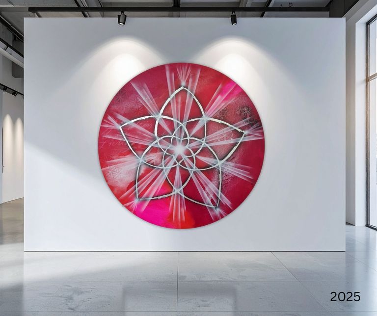 Ein rundes, rotes Kunstwerk mit einem weißen, sternförmigen Muster, das in einer modernen Galerie an einer weißen Wand hängt.